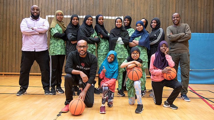Mohammed Rage (till vänster) och Abdirazak Ahmed (till höger) har sina döttrar med i Pappasamverkans tjejlag i basket. Laget tränas av Abdullahi Abu Hassan.