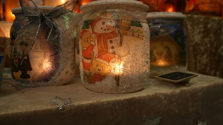 Geschenke für den Gabentisch (Symbolfoto) gibt es beim Budenzauber im Hof des Margot-von-Schutzbar-Stiftes in Wommen.