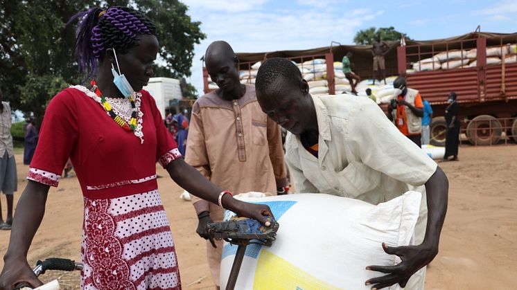 Invånare i Tonj North i Sydsudan, en region hårt drabbad av matbrist. Här genomförde Islamic Relief under 2021 en akutinsats med stöd av Sida där vi bland annat delade ut matpaket och rehabiliterade vattenbrunnar.