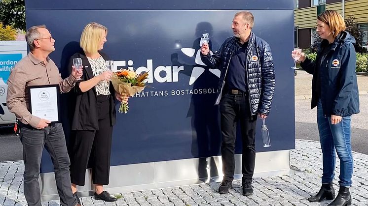 Eidar och Trollhättan Energi skålar i kranvatten för att fira att Eidar blivit Kranmärkta. Foto: Trollhättan Energi