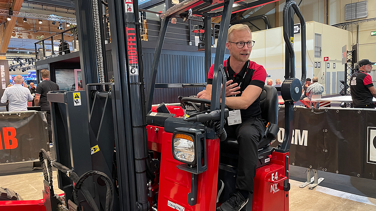 Björn Nilsson, Sverigechef för HIAB, i den helt eldrivna och tysta påhängstrucken MOFFETT eSerie som visas på Elmia Lastbil. Foto: Elmia