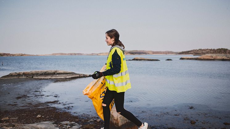 Strandens dag: totalt ger sig 2 000 ungdomar från 100 idrottsföreningar över hela landet ut för att städa totalt 300 kilometer strand- och kuststräckor, från Piteå i norr till Ystad i söder. Foto: Petter Trens.