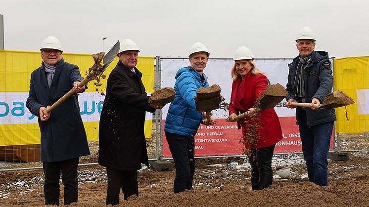 Start für den Bamberger Neubau der Bayernwerk Netz: Oberbürgermeister Andreas Starke, stv. Landrat Bruno Kellner, Bayernwerk-Vorstandschef Egon Westphal, Staatsministerin Melanie Huml und Projektleiter Thomas Richter (v.l.).