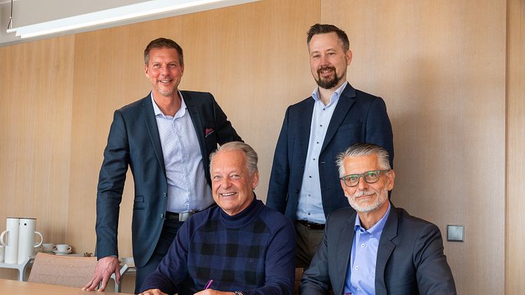 Signerar förvärv av utbildningsbolaget Distansia: Jens Albrektson, VD Trainor Sverige (längst bak vänster), Stian Martinsen, CEO Trainor, Hans Otterberg, CEO Distansia (längst fram vänster) och Styrelseordförande i Trainor Group, Peter Svarrer.