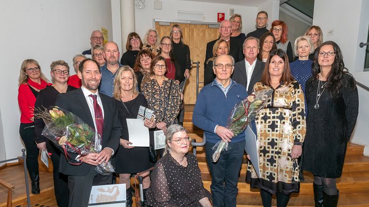 Anställda har fått hedersgåva för lång och trogen tjänst i Karlshamns kommun samt pris till årets stipendiater som på bilden har blommor i famnen. Foto: Roger Karlsson