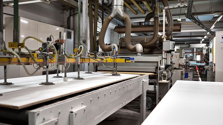 Das neue Technikzentrum von Holz-Tusche ist mit einer Hotmelt Beschichtungsanlage zur Fertigung von Verbundelementen ausgestattet