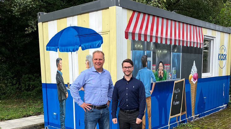 Joshua Klande (r.) wird Nachfolger von Marcus Bumann als Technikleiter am Standort Seevetal-Hittfeld von ElbEnergie.