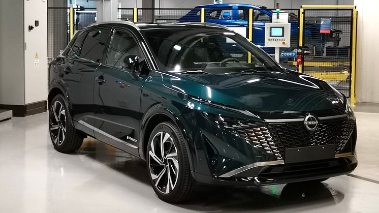 Uusi vuoden 2024 Nissan Qashqai upeassa Deep Ocean -värissä.