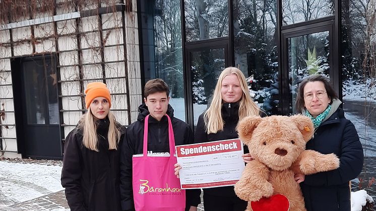 Vertrauenslehrerin Jaqueline Frenzel übergab mit Joseph Henkel und Leny Schwarze den Spendenscheck an Kerstin Stadler von Bärenherz