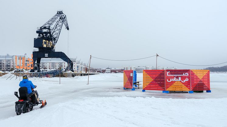 Fadlabi, “Sadaqah Jariyah – Till minne av Nils Amund Raknerud”, vindskydd på isvägen i Luleå. Luleåbiennalen 2024. Foto: LKP