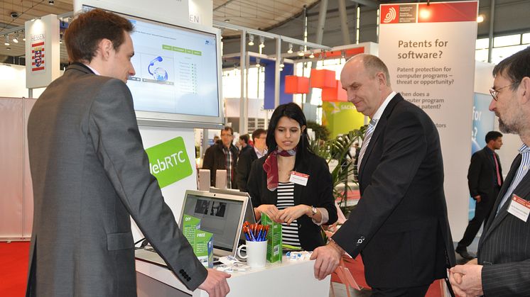 Brandenburgs Ministerpräsident Dietmar Woidke auf dem CeBIT-Stand der Technischen Hochschule Wildau