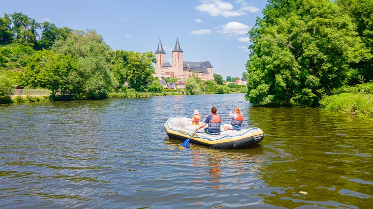 Aktivtourismus liegt im Trend: Blick von der Mulde zu Schloss Rochlitz - Foto: Tom Williger