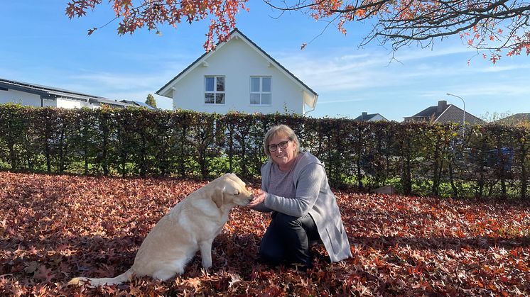 Therapiehund Jackie und die tiergestützte Therapeutin Astrid Höhl sind ein eingespieltes Team.