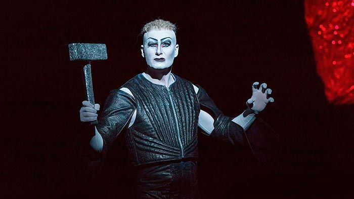 Frode Winther som den mektige guden Tor i Robert Wilsons regi. Foto: Lesley Leslie-Spinks.