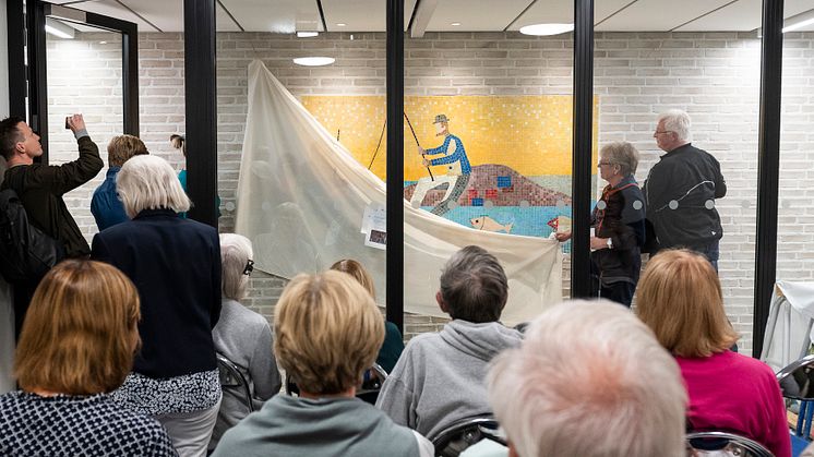 SKBs ordförande Charlotte Axelsson avtäckte mosaiken i kvarteret Basaren. Foto: baraBild.se