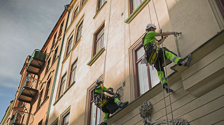 Här utför repcertifierade hantverkare fasadarbeten för en bostadsrättsförening. Standarden för reparbete som heter SPRAT garanterar en hög säkerhet och ett effektivt utförande.