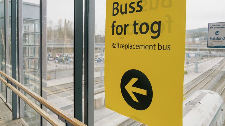 I sommer blir det buss for tog på ulike strekninger, så følg de gule skiltene.