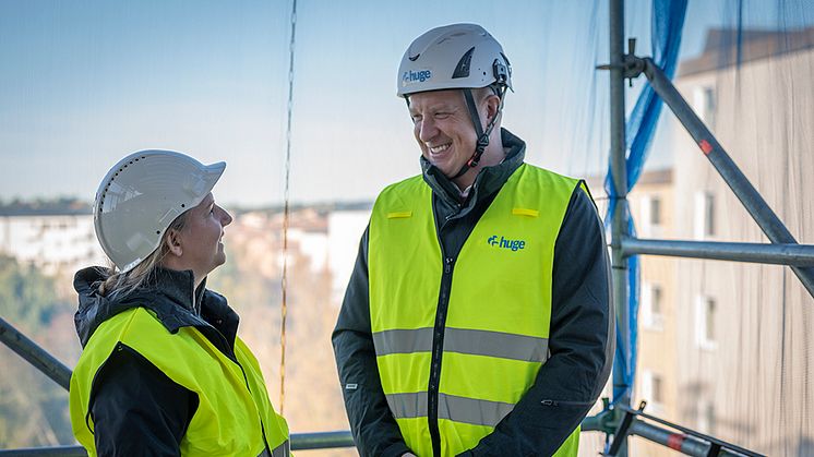 Huges hållbarhetsstrateg Ellinor Dässman och projektchef Mikael Halvarsson på ett platsbesök på Klockarvägen i centrala Huddinge.