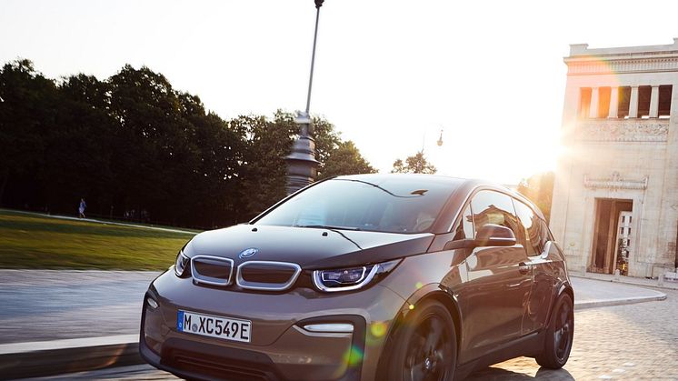 BMW i3 tar täten i ASICS Stockholm Marathon