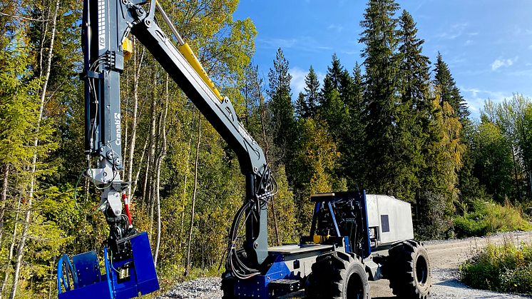 Självkörande skogsmaskin redo för terrängen