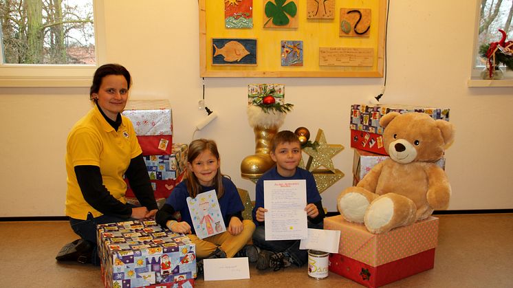 Silke Günther, Anna Mitzschk und Tim Schwalbe mit ihren Weihnachtsgeschenken für Bärenherz