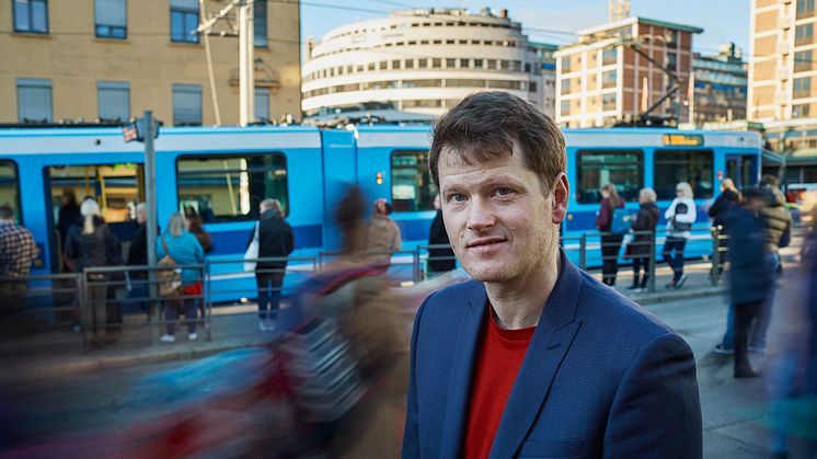 Helge Hillnhütter fra LINK arkitektur Analyse & Strategi ved mere end de fleste om kollektiv trafik og gåstrategi. Han rådgiver om byplanlægning og mobilitet. Foto: Bård Gudim