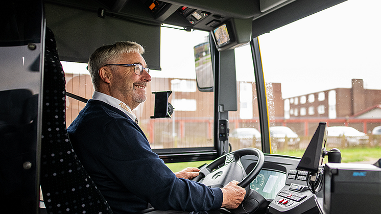 En skolbuss full av elever mellan 6-16 år. Risk för problem? Tvärtom, menar Börje Johansson: ”Det är bara positivt! Bussen blir en trygg uppfostringsmiljö där syskon kan åka till skolan tillsammans.”