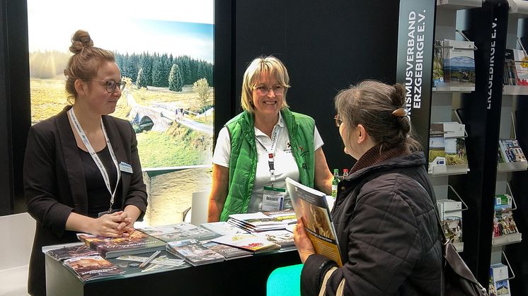 Janine Preißler (Tourist-Information Freiberg) und Birgit Knöbel (TVE) im Gespräch auf der Urlaubsmesse CMT Stuttgart (Foto: TVE)