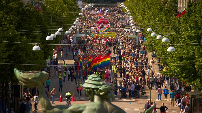 Göteborgs Stad flaggar med regnbågsflaggor under West Pride och deltar också i regnbågsparaden. Bild: Hampus Haara, West Pride.