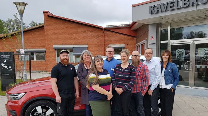 Bengt Stenhammar, Anna-Lena Göthberg, Helen Öberg, Simon Johansson, Tomas Karlsson och Pauline Dahl Gustavsson från Gymnasium Skövde samt Linnea Larsson, Volvo Car Sverige och Jörgen Pettersson, Bilia Skövde är glada över samarbetet.