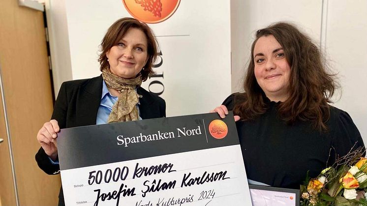 Josefin Șîlan Karlsson (tilll höger) får Kulturpriset 2024. Här med bankens vd Anneli Sjömark.
