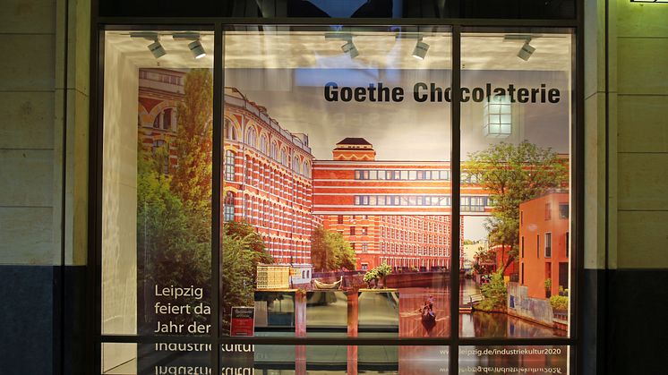 Goethe Chocolaterie - Schaufenster mit Buntgarnwerken aus Schokolade  