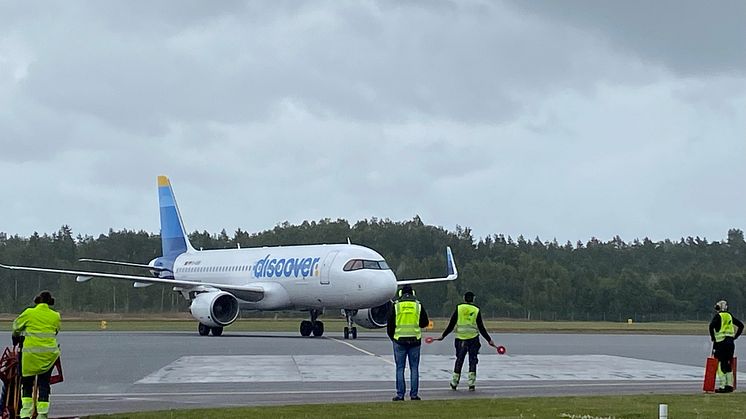 Premiärflyget taxar in på Jönköping Airport