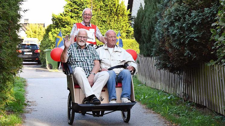 Ulf Sellergren rattar el-cykeln Ebba som smidigt tar sig fram på grönskande cykelstigar Lars Åberg och Ove Hartman i passagerarsätet.