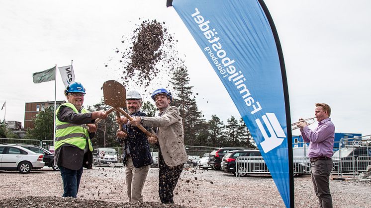 Första Spadtag på Uggleberget i Nya Hovås  av Pekka Merta, Tuve Bygg, Per-Henrik Hartmann, Familjebostäder och Martin Blixt, Framtiden Byggutvecklling 