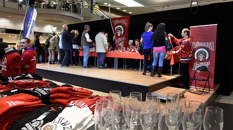 Frölunda HC med hela A-laget till Nordstan 20 december