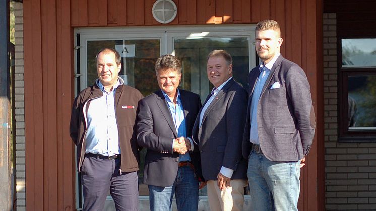 Bo Rohm områdeschef ByggDialog, Jörgen Sundhäll VD ByggDialog, Per Aspengren och Rickard Enér båda från Hammarö kommun utanför Hammarlundens skola efter att avtalet skrivits på. 