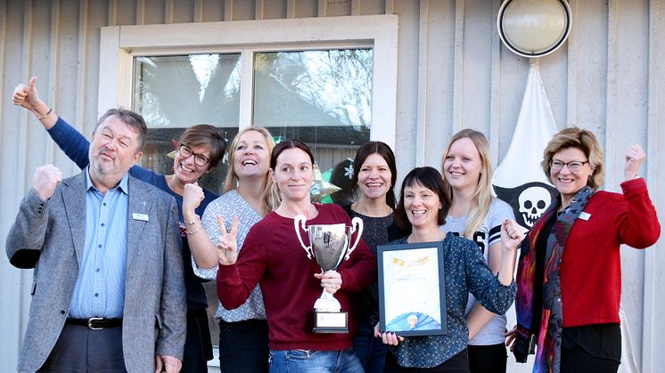 Deltagare från det vinnande laget på Saxemara förskola jublar över vinsten i Ronneby kommuns hälsoutmaning tillsammans med kommundirektör Magnus Widén och personalchef Kristina Wramsby. 