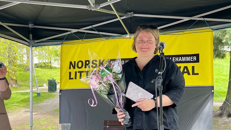 Debutant Ida Fjeldbraaten mottok prisen under Norsk litteraturfestival på Lillehammer i dag (Foto: Cappelen Damm)