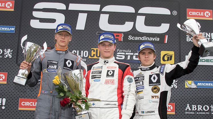 Prispallen i Clio Cup efter söndagens race i Falkenberg. Fr.v: Joel Jern (tvåa), Ilmari Korpivaara (etta), Julius Ljungdahl (trea). Foto: Micke Fransson/STCC
