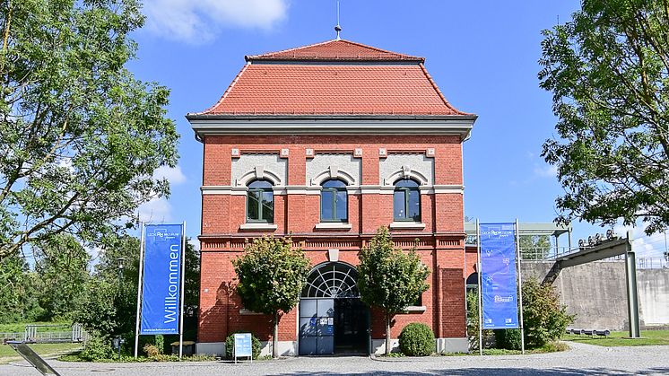 Das Lechmuseum Bayern befindet sich im historischen Wasserkraftwerk Langweid, das seit 1907 Strom produziert und bis heute Energie für die Region liefert. (LEW / Thorsten Franzisi)