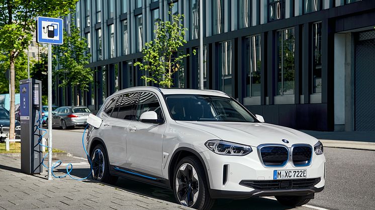 Helt nya BMW iX3: Effektiv elektrisk körglädje i SUV-format