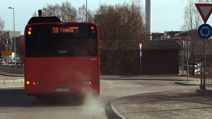 Det er vår, og når snø og is smelter ligger det mye veistøv langs veiene. Når bilene kjører forbi, virvles dette støvet opp og registreres av målestasjonene for luftkvalitet.