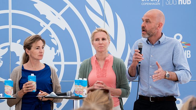 Fra Folkemøde 2022: UNDP's nordiske direktør, Henrik Fredborg Larsen, UNFPA's nordiske direktør, Pernille Fenger, (i midten) og tidligere konservativ udviklingsordfører og forperson for 2030-netværket, Katarina Ammitzbøll. Foto: Veronika Wilhelmova