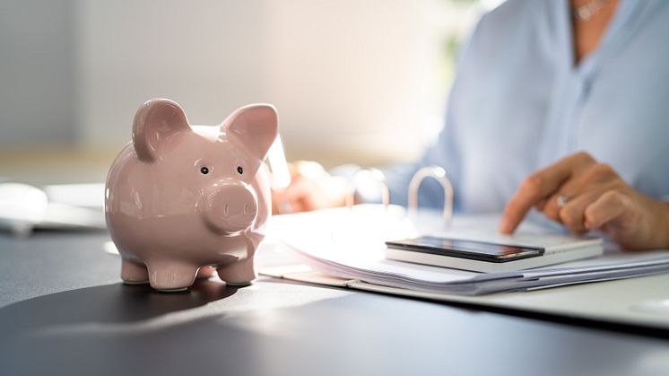 Trots att det nya pensionssystemet innebar lägre pensionsinkomster så ökade inte svenskarna sitt sparande, visar en ny avhandling i nationalekonomi vid Stockholms universitet. Foto: Andrey Popov/Mostphotos