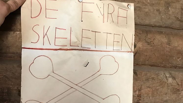 Den gamla affischen kittlar fantasin. Vilka var de fyra skeletten? 