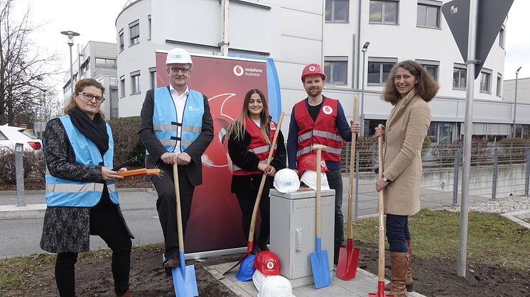 Erfolgreicher Projektabschluss. Von links nach rechts:  Birgit Ungar, Stefan Klieser (beide Deutsche Glasfaser), Sema Koc, Moritz Spangenberg (beide Vodafone), Uta Wüst (1. Bürgermeisterin Gemeinde Gräfelfing).