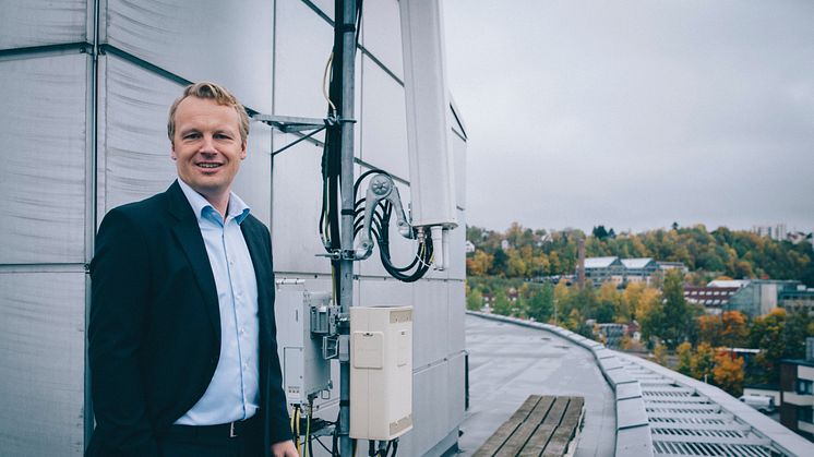 – Forsvaret skal holde Norge trygt, og vi er utrolig stolte over å kunne fortsette å bistå dem i deres samfunnskritiske oppdrag med 5G og andre viktige tjenester, sier Jon Christian Hillestad, direktør for bedriftsmarkedet i Telia