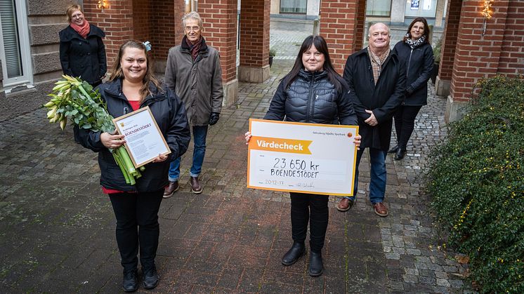 Från vänster: Hanna Johansson, kvalitetsutvecklare, Robert Lindén, omsorgsnämndens ordförande, Annelie Kjellström, omsorgschef, Anders Fransson, förste vice ordförande, Hanna Johansson, boendestödjare, Tanja Gorsek, enhetschef Boendestödet