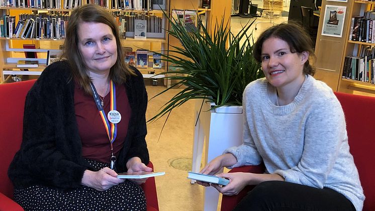 Bibliotekarierna Kajsa Bergh och Maria Lorentzon vinner MTM:s pris Årets läsombud 2021. Foto: Hedvig Rudling